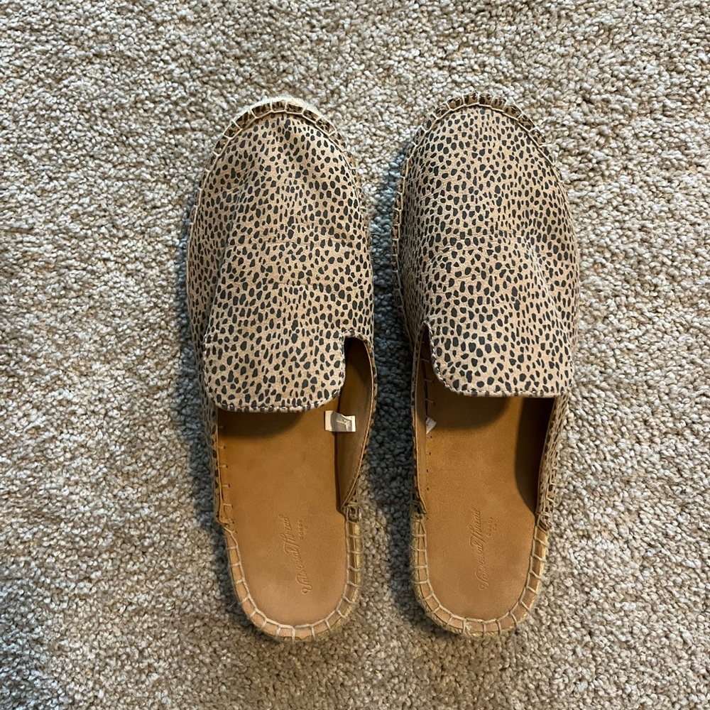 Leopard slide ons